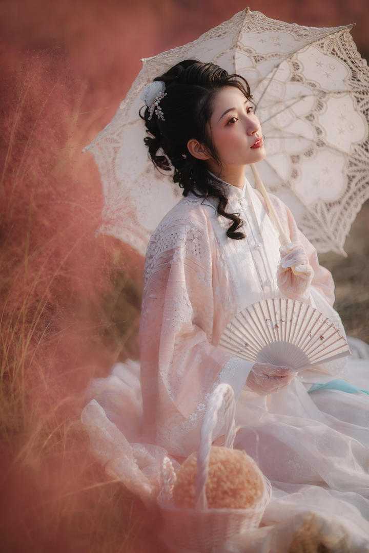 穿着洋装的唯美古风清纯美女艺术写真图片