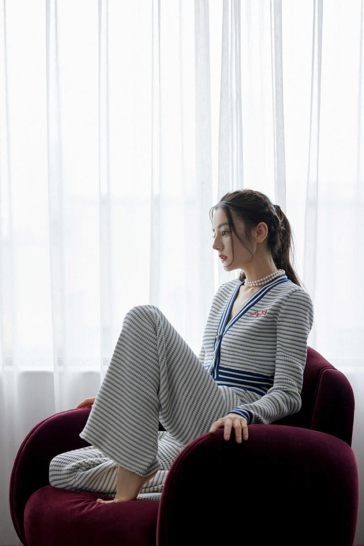 高清美女明星图片迪丽热巴居家写真图片