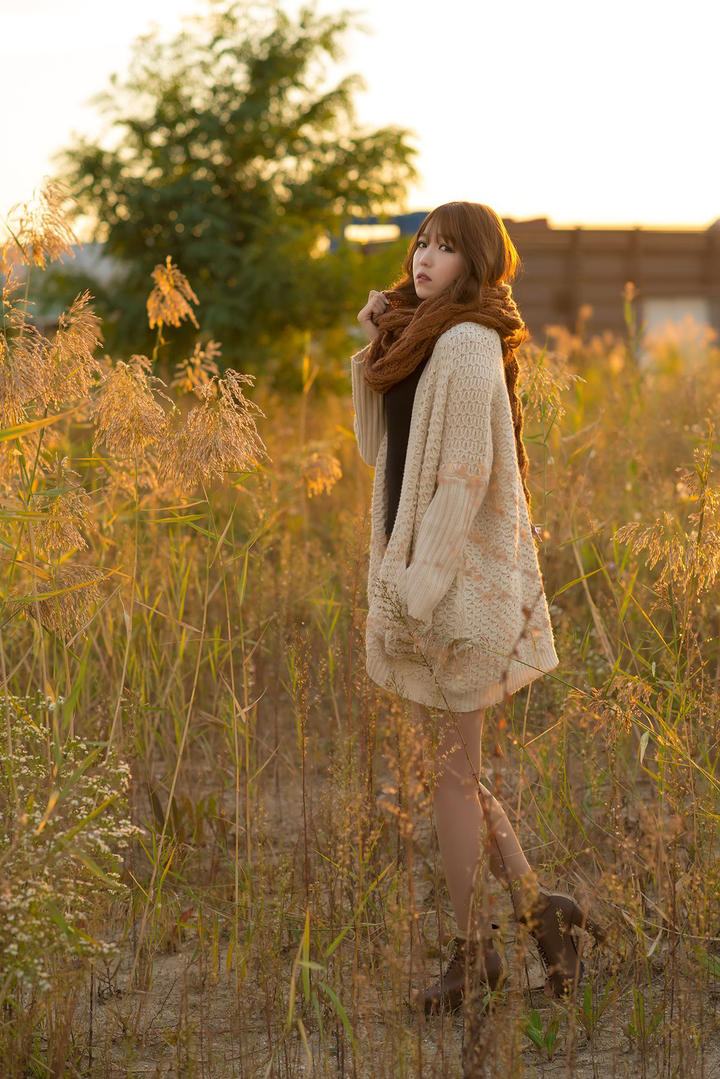 草丛中穿着毛衣的韩国气质女星李恩慧图片