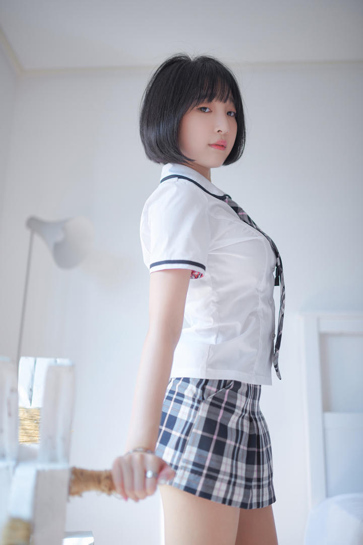 ​​日本JK短裙×萌猫日常：短发甜妹的元气撸猫姿势全解析