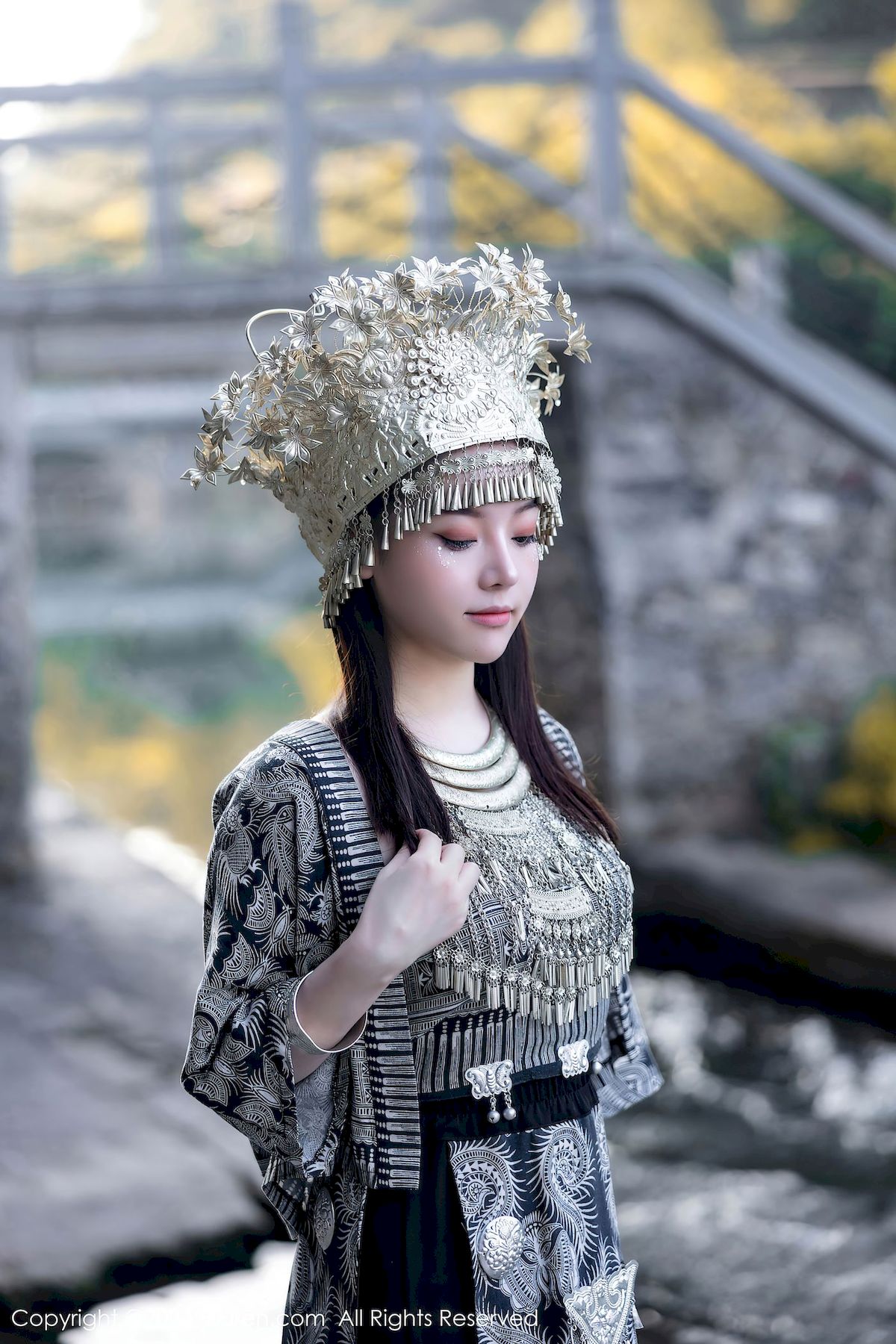 秀人网模特豆瓣酱异域风情苗族服饰性感写真