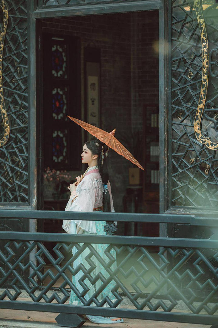 撑伞的唯美古装美女写真图片