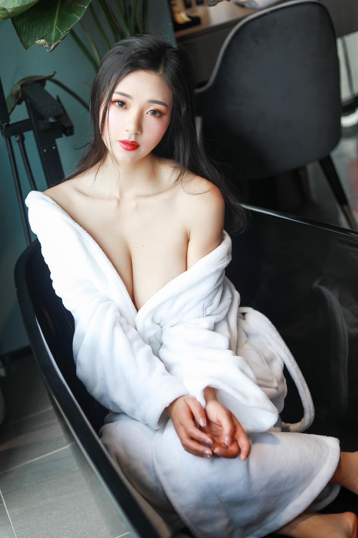 坐在浴缸里的高清睡衣大胸美女图片