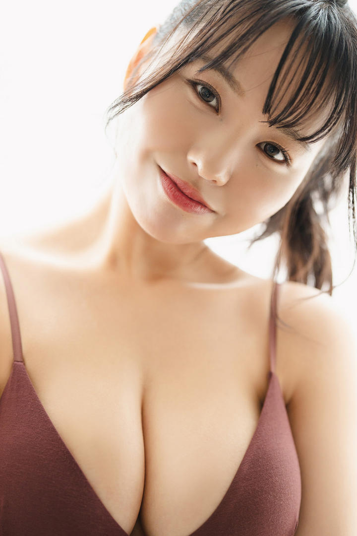 日本傲人饱满大胸美女性感无码写真图片