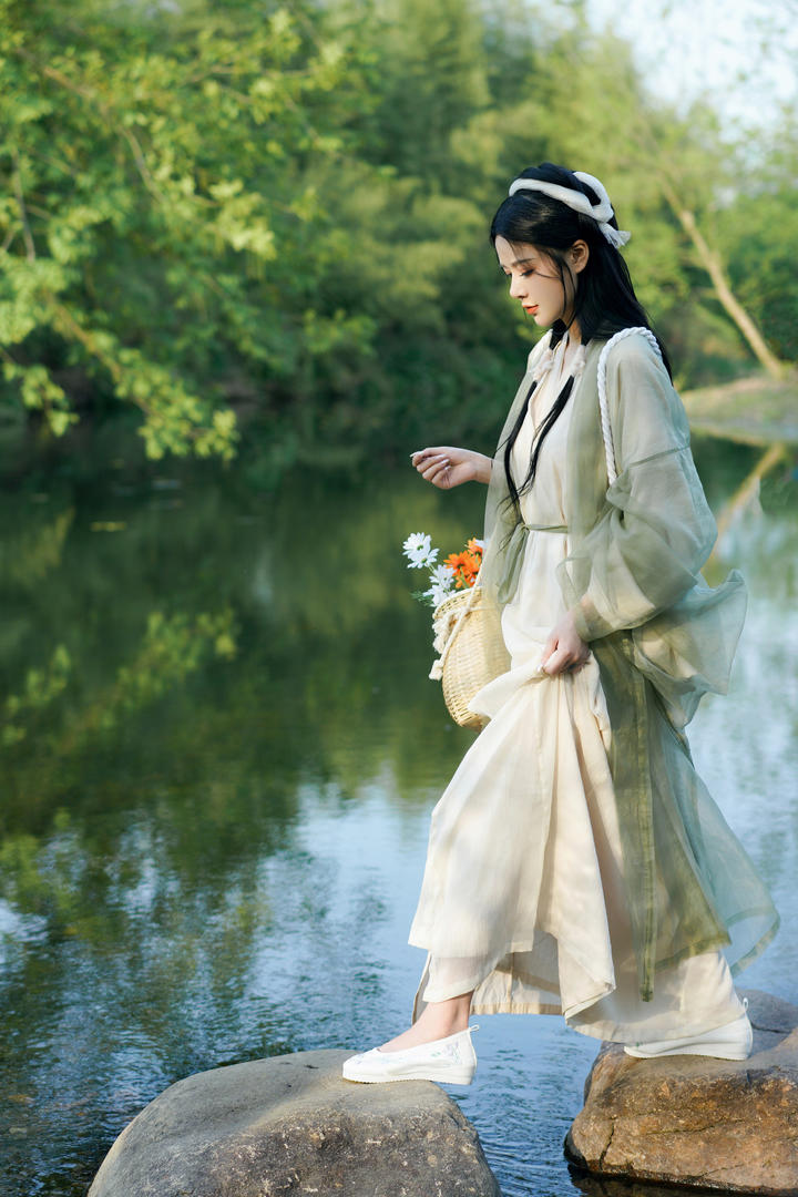 唯美古装汉服小姐姐户外写真图片