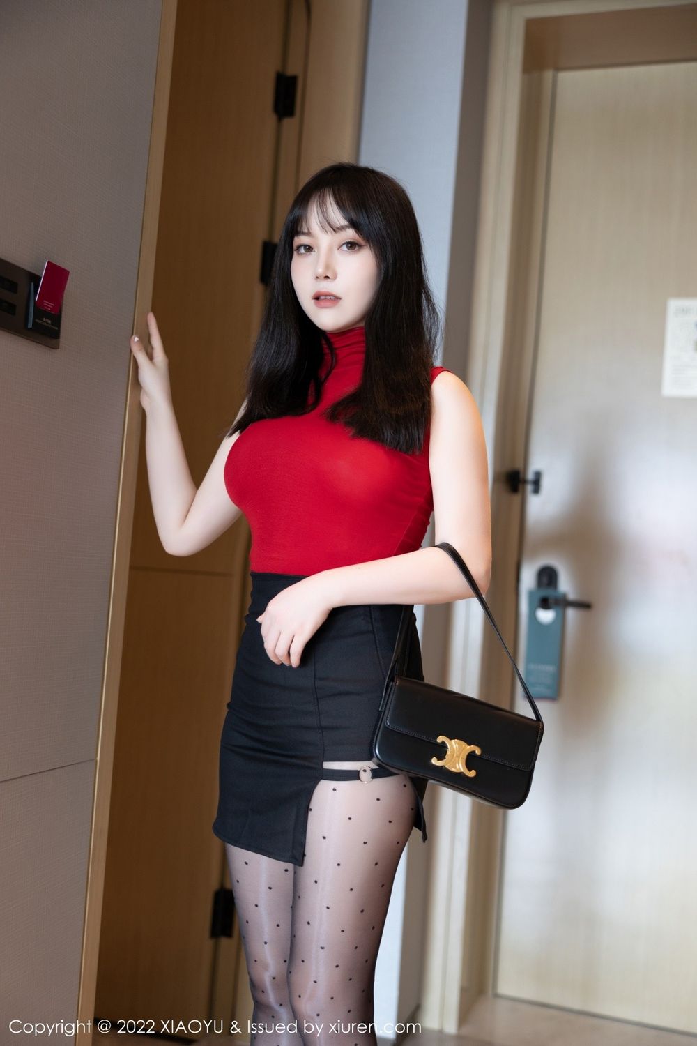 语画界美女模特豆瓣酱红色收身上衣搭配黑丝系列性感写真