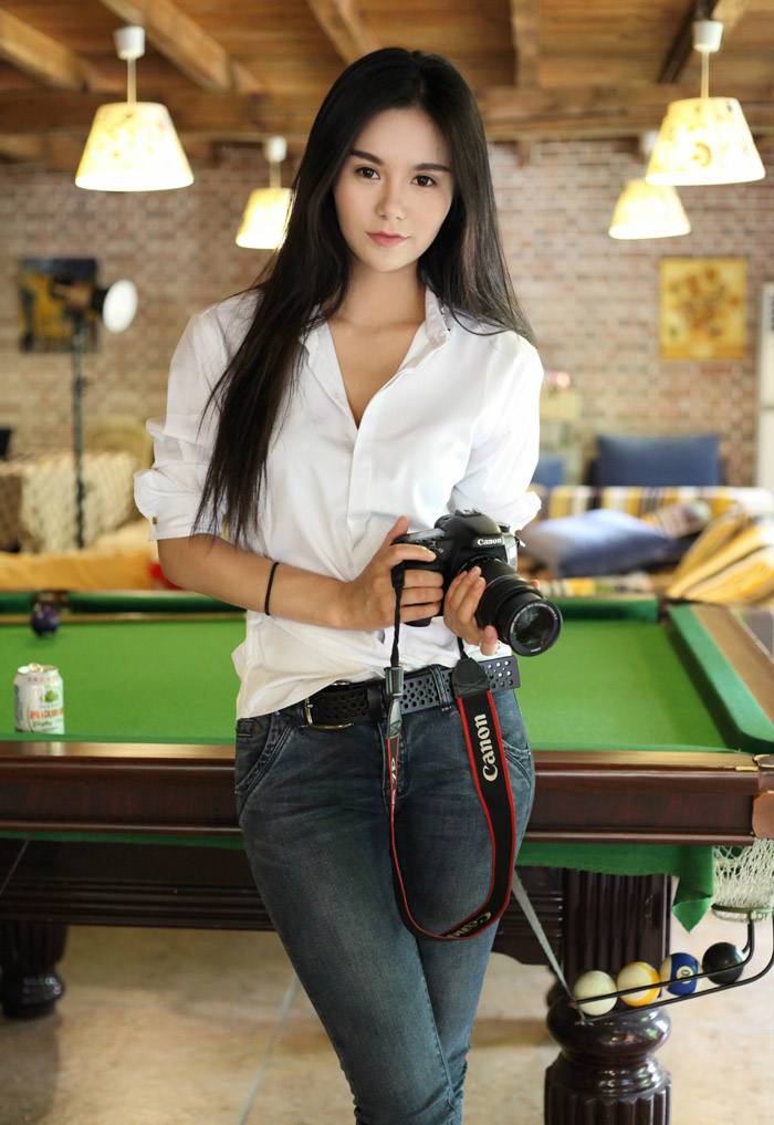 美女王欣然白衬衫帅气写真