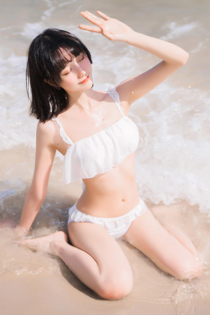 海边戏水的清纯泳装美女高清大图