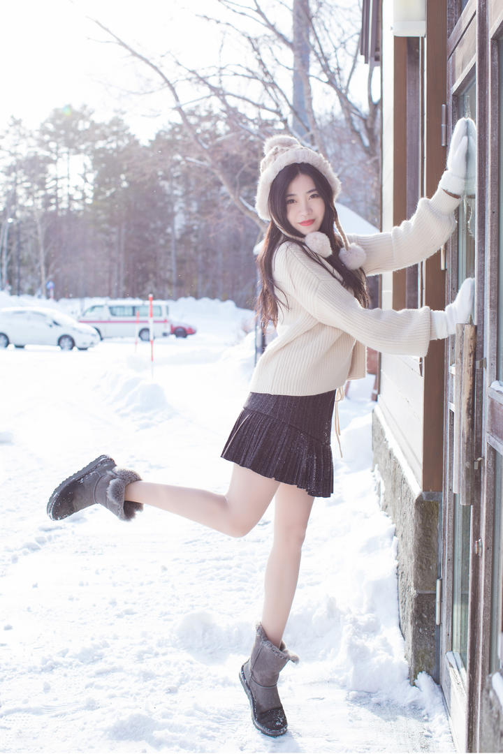 超清雪中的清纯女生摄影图片