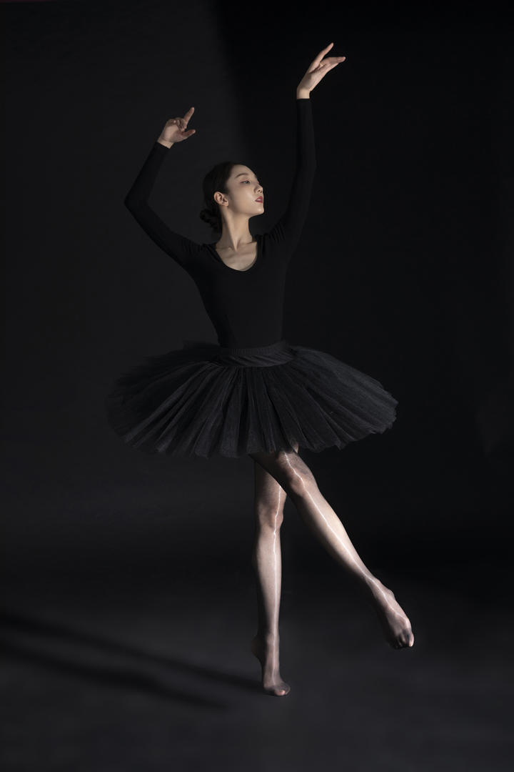 优雅的跳着舞蹈的美女清清人体艺术写真图片