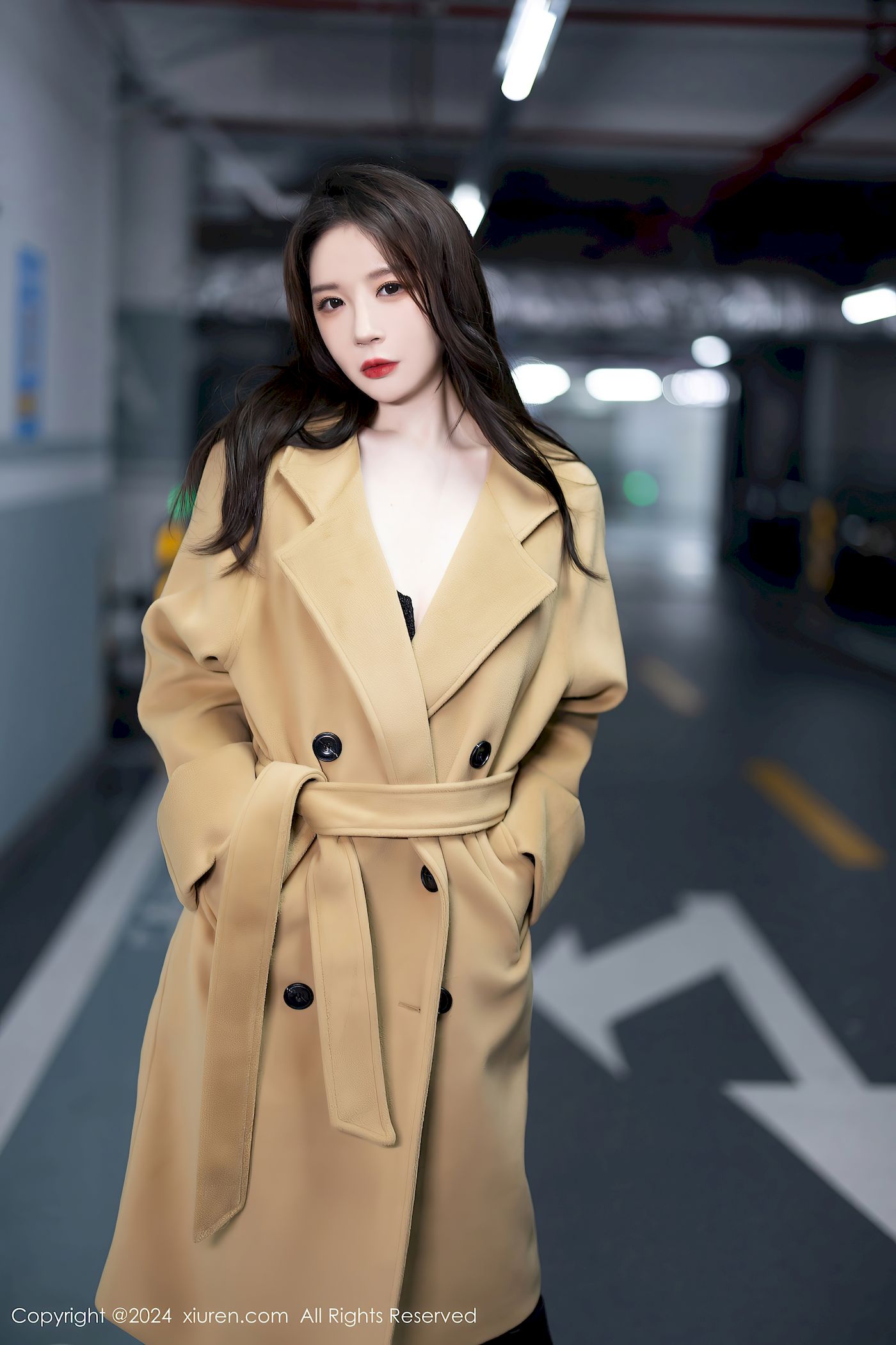 秀人网模特梦心玥黄色外套搭配高挑黑丝哈尔滨旅拍