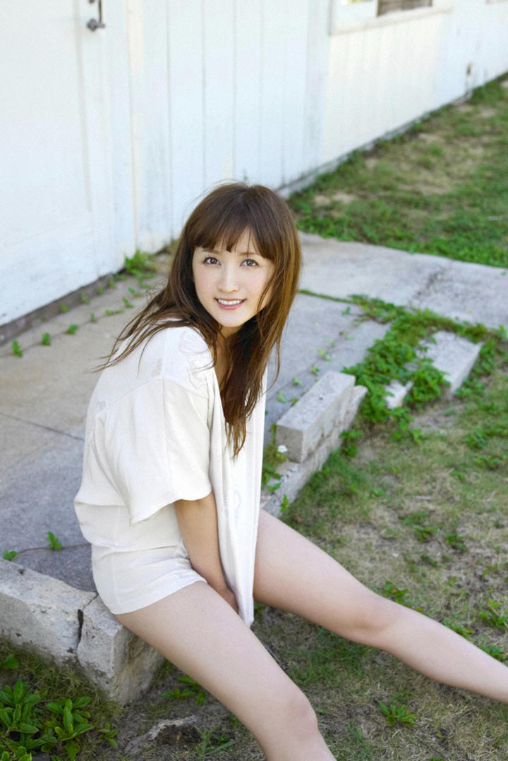 坐在地上的高清日本美女写真图片