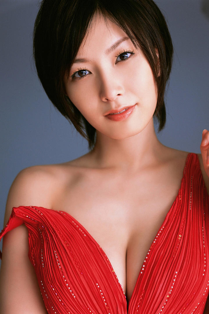 穿深V礼服的日本短发大胸美女个人艺术写真图片