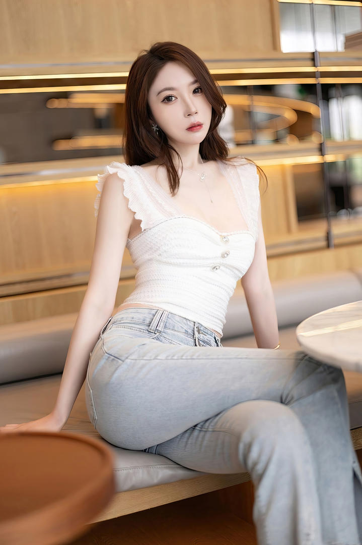 媚眼如丝的国产性感美女梦心玥大胆写真图片