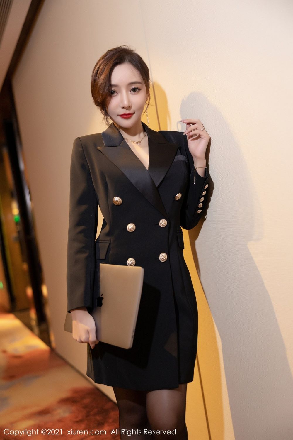 秀人网性感女神王馨瑶yanni黑丝美腿蕾丝吊裙职场OL风格写真