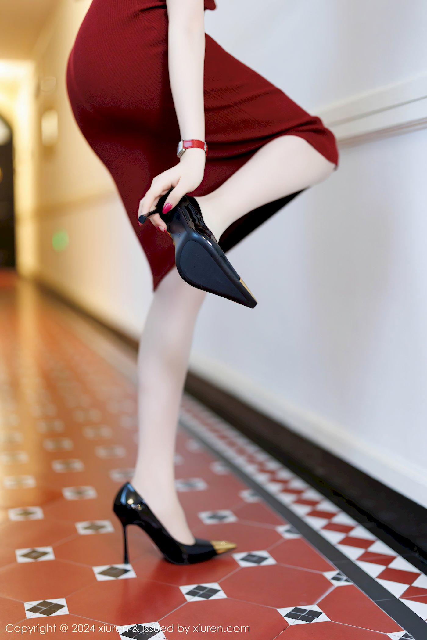 秀人网女神徐莉芝Booty红色连身裙搭配肉丝性感写真