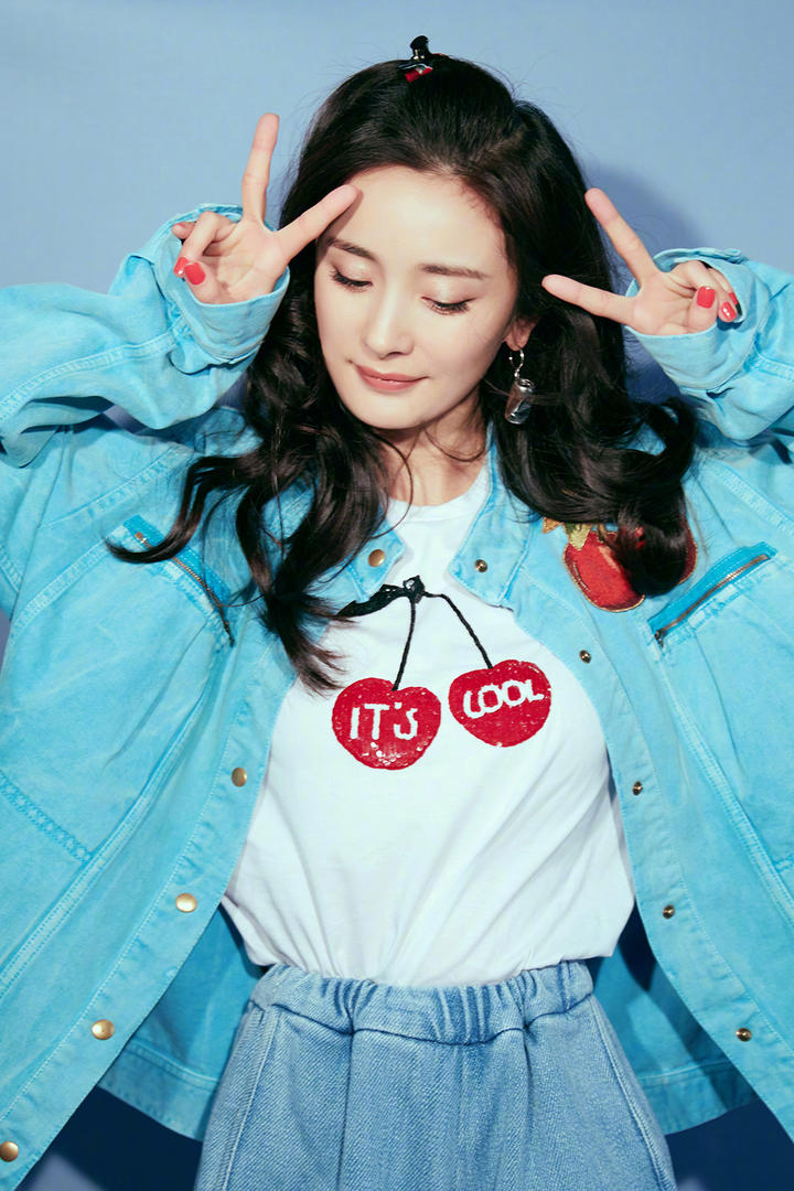 比划剪刀手的性感气质女神杨幂图片