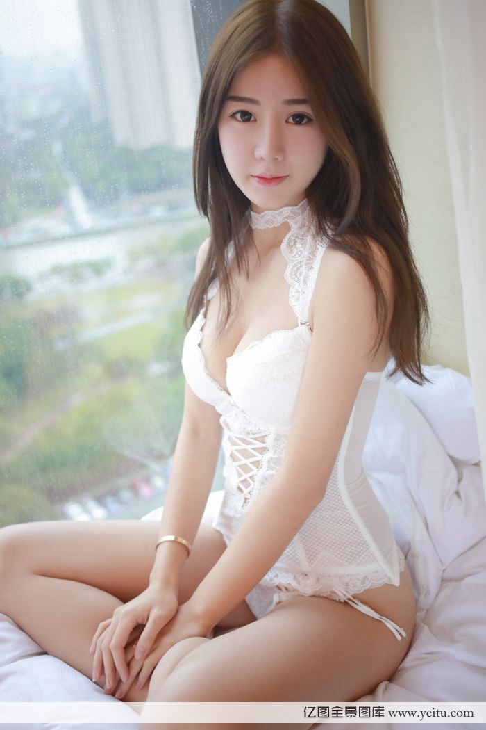 美女模特水漾女孩张静燕Luna性感蕾丝睡裙半裸写真