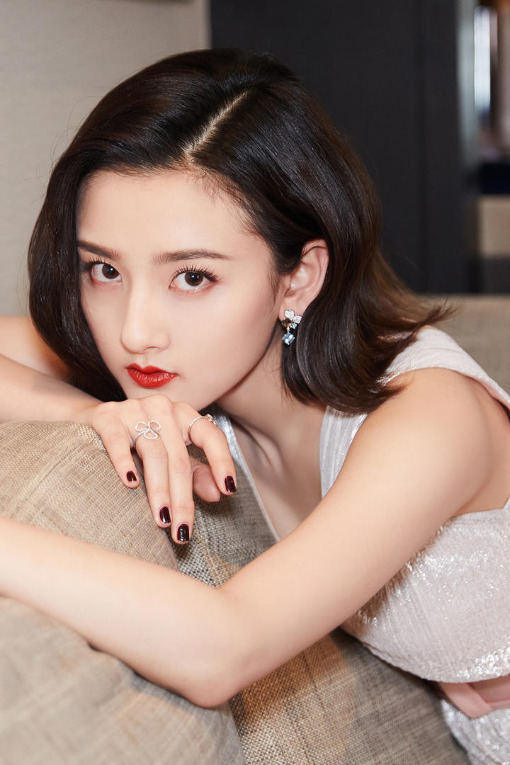 高清短发气质女明星宋祖儿写真图片