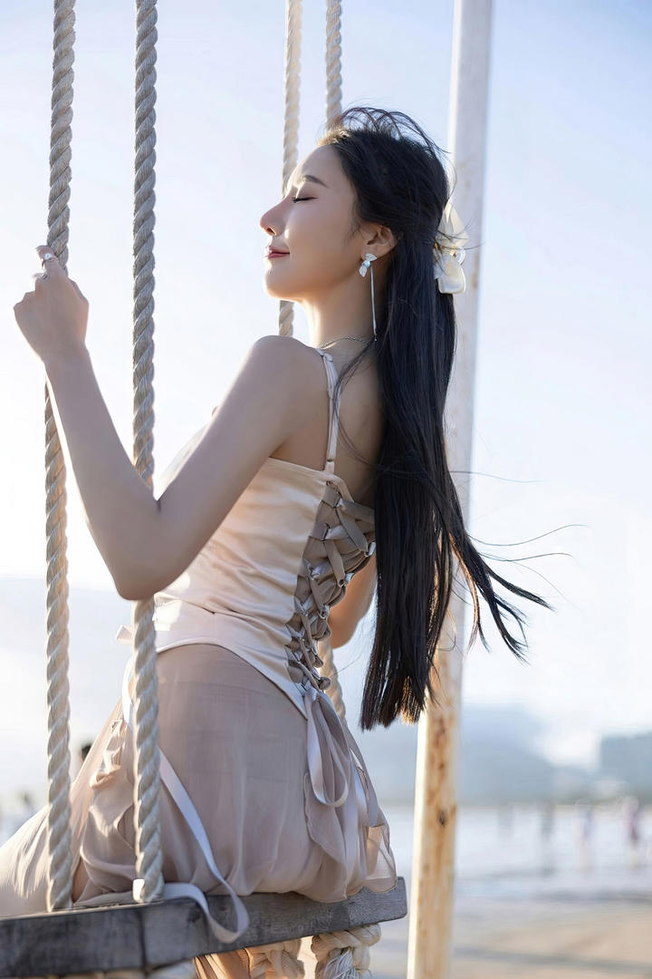 荡秋千的美女模特王馨瑶798艺术区人像摄影图片