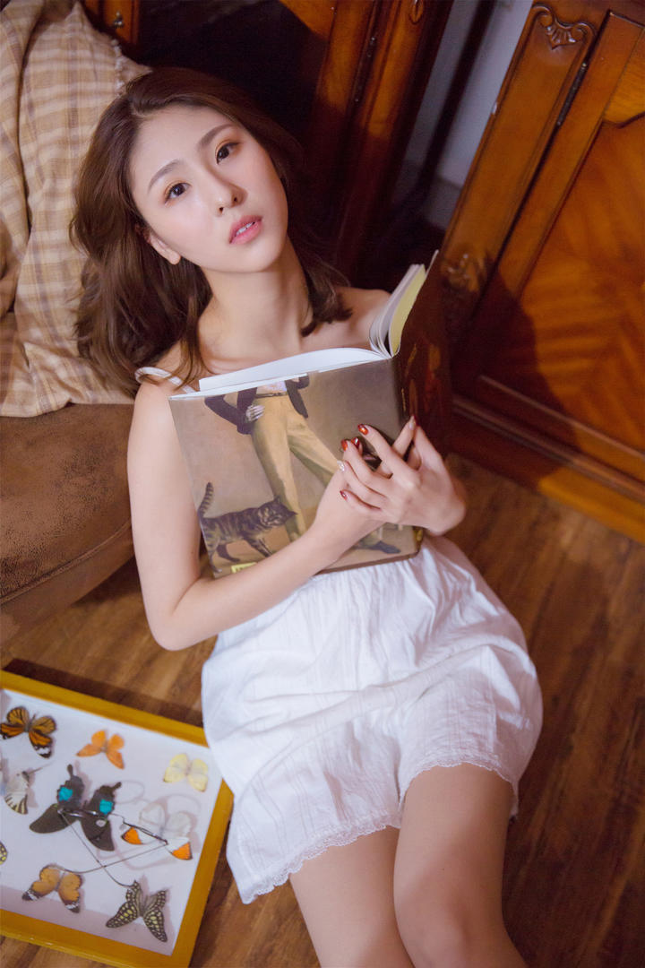 抱着书本的清纯可爱女生照片大全