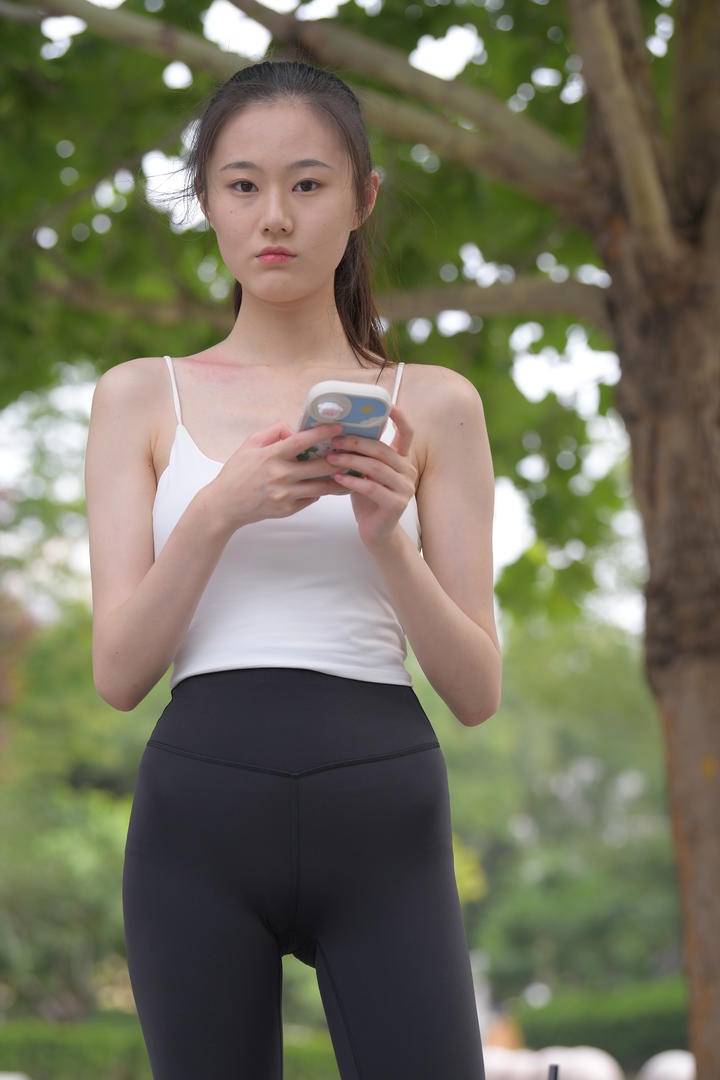 漂亮的紧身裤鲍沟美女户外高清写真图片