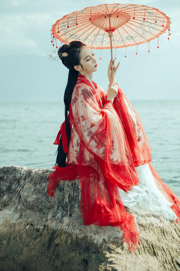 坐在海边的唯美古装美女艺术摄影图片