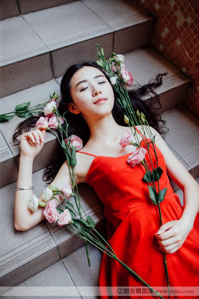 红色吊带连衣裙美女白皙肌肤清纯无迹