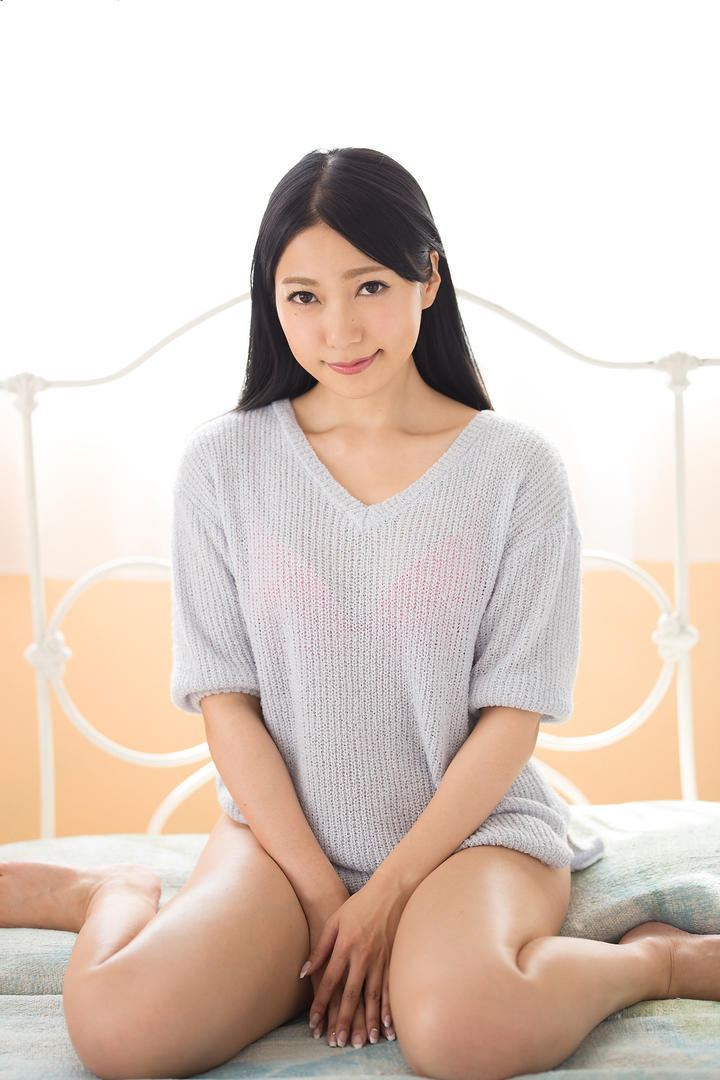 跪坐在床上的高清日本美女图片