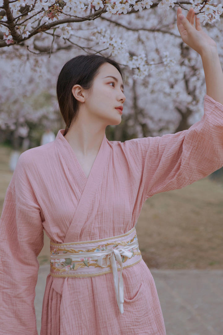 穿着粉色长裙的清纯女生头像小四月图片