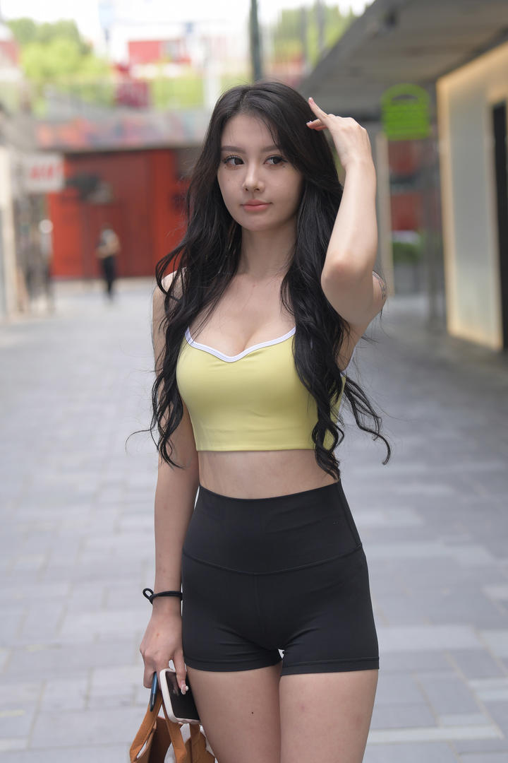 亚洲街拍紧身裤美女高清写真图片