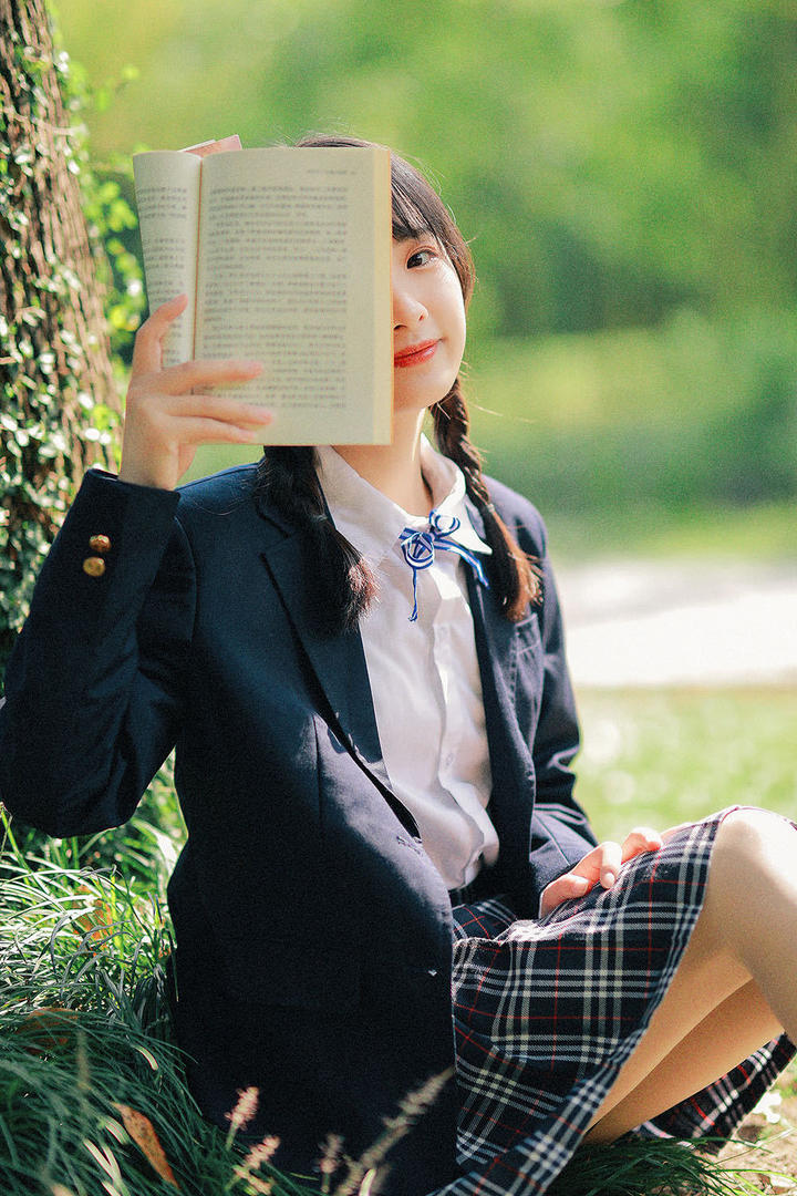 拿着书本的清纯美女学生JK制服写真图片