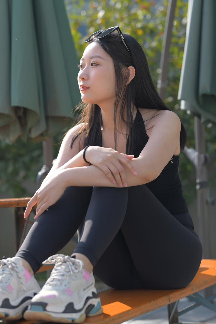 坐在长椅上的紧身裤美女中国模特图片专辑