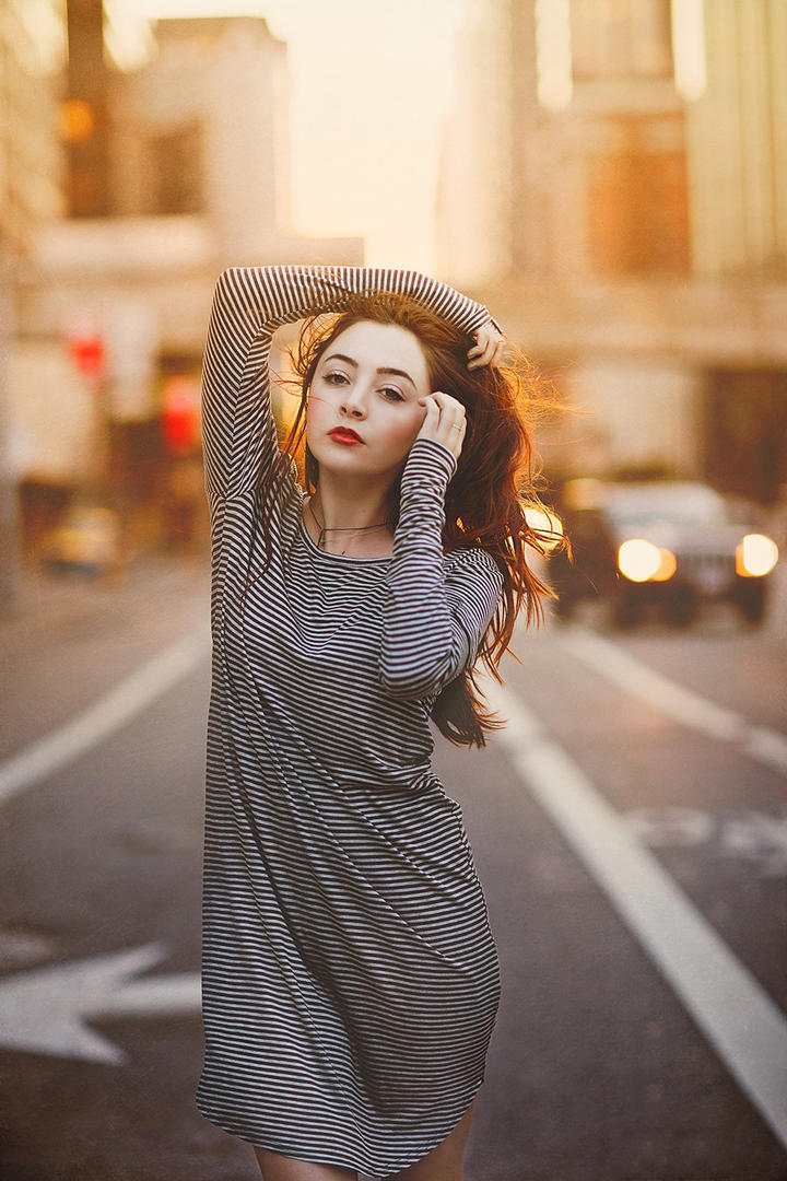 走在街上的欧美个性美女写真