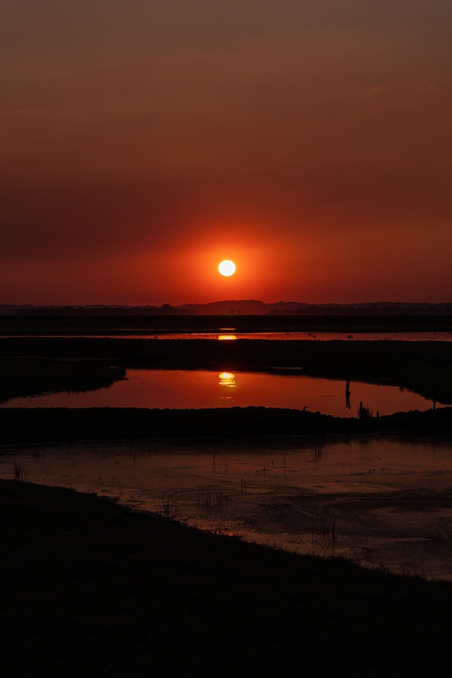 黄昏湖泊夕阳红美景图片