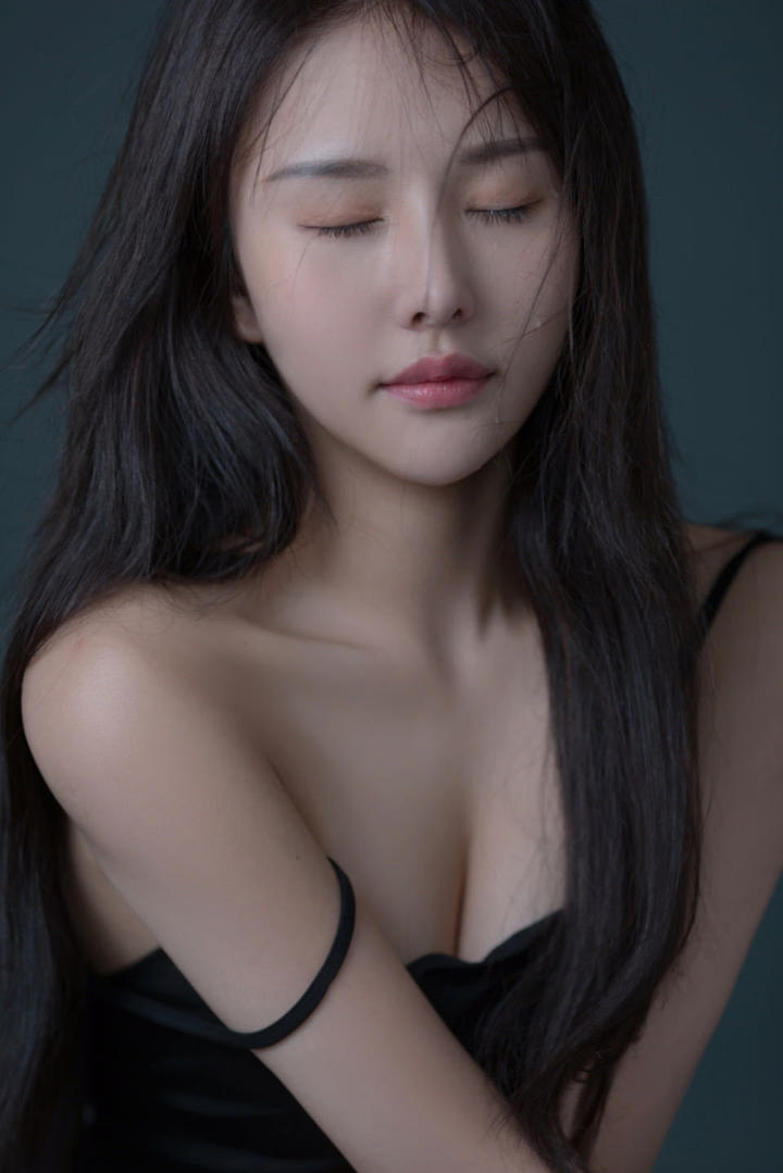 高清唯美性感锁骨酥胸美女写真图片