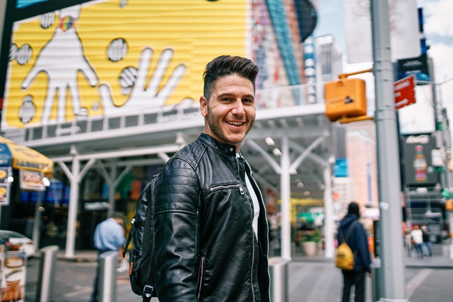 欧美街头对着镜头镜头微笑的帅哥图片