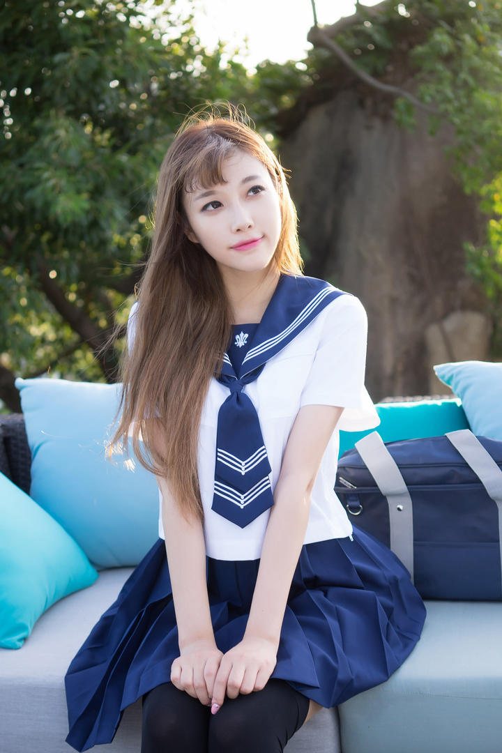 坐在沙发上的制服极品气质美女