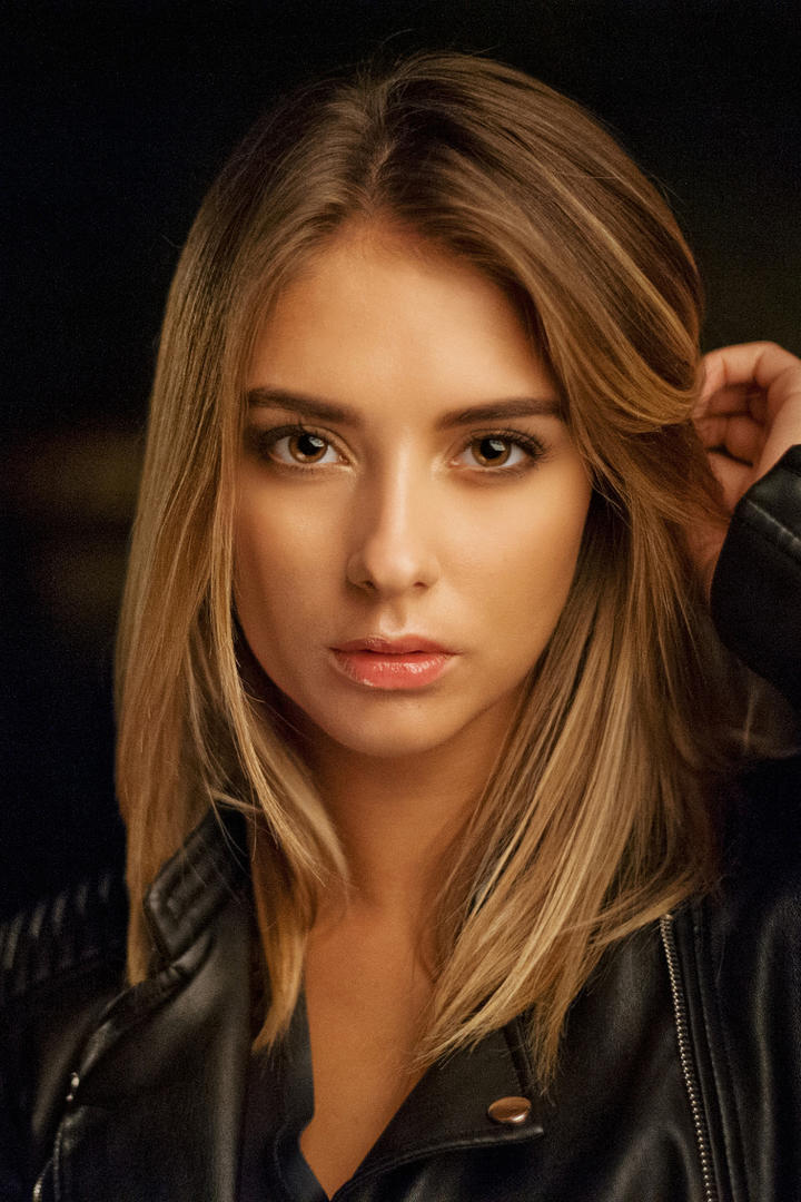 撩起头发的欧美美女写真