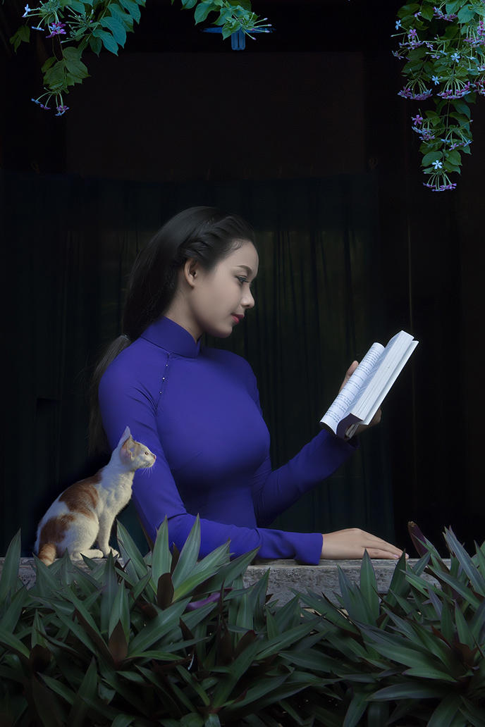 看书的越南美女高清艺术写真图片
