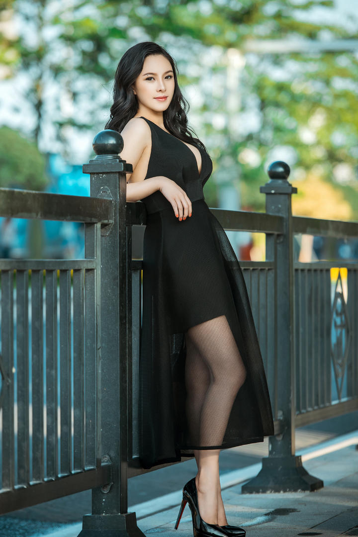 靠在栏杆上的气质大胸美女图片