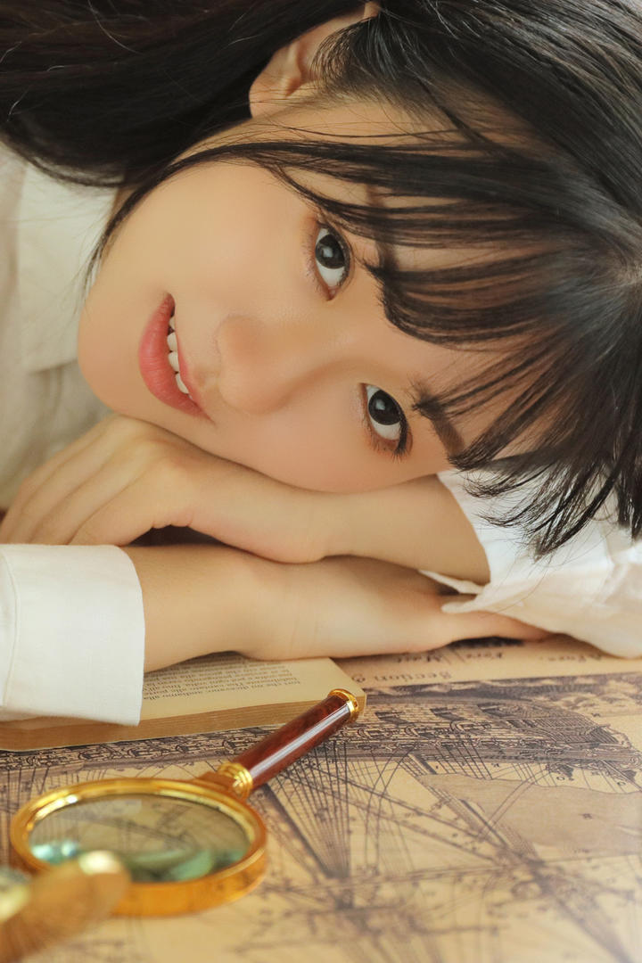 趴在桌子上的清纯美女图片