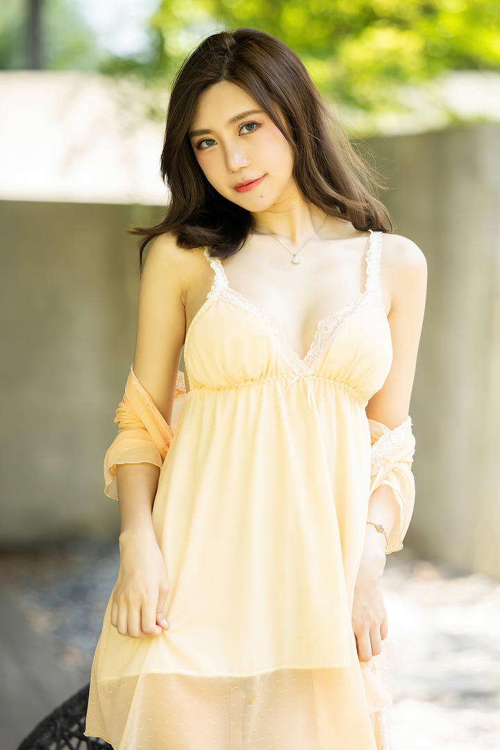 穿着连衣裙的清纯美女绮里嘉摄影图片