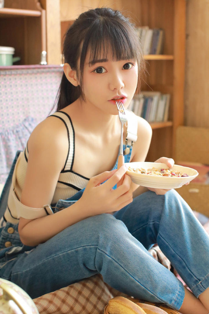 吃炒饭的清纯校花美女生活照