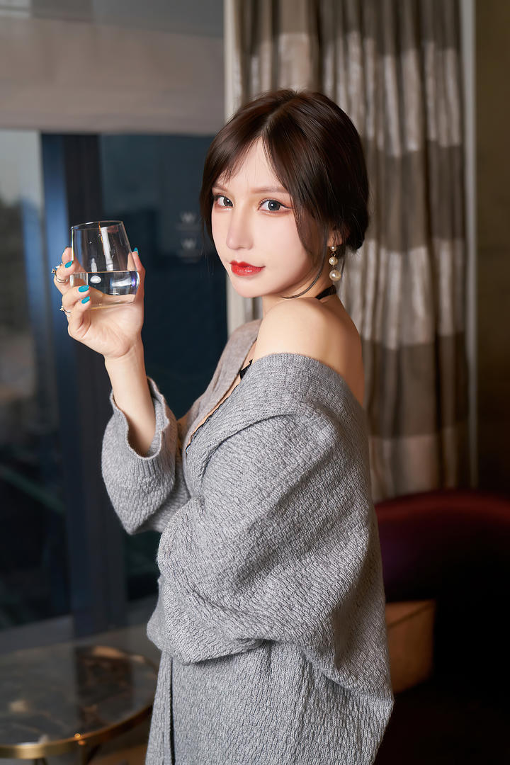 喝水的性感优雅美女周于希高清美女性感写真图片