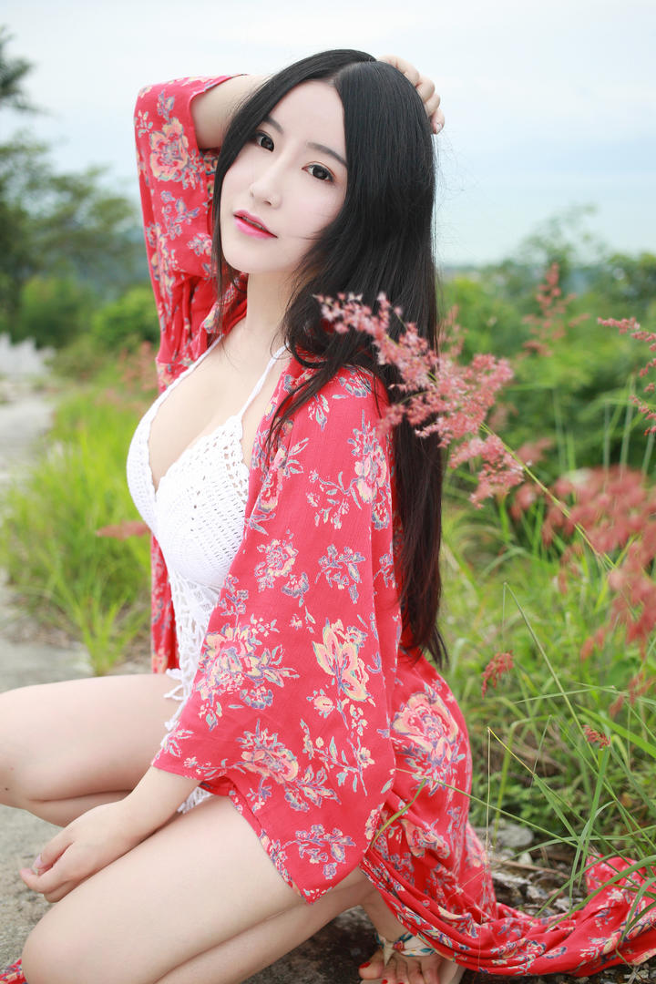 谢芷馨性感丰满大胸美女户外写真图片