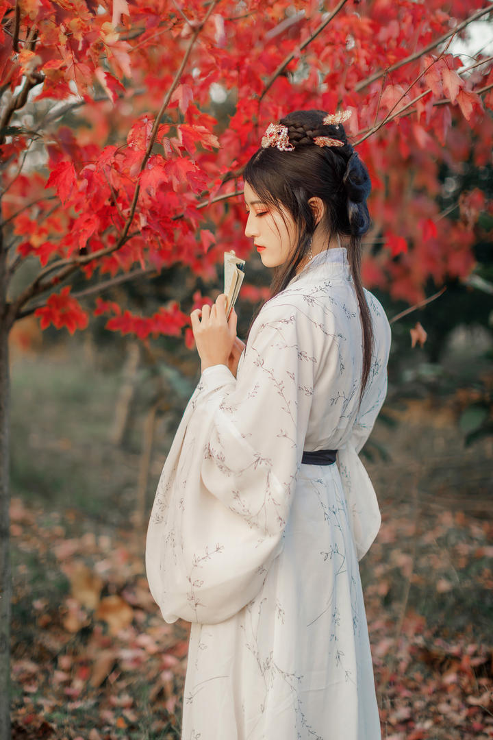 中国白色古装美女模特背影图片