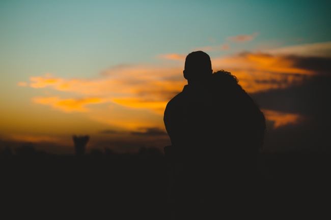 黄昏情侣浪漫相拥剪影图片