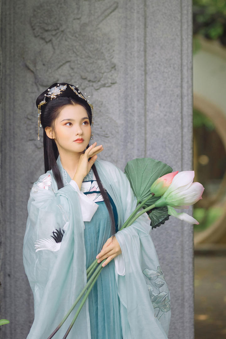 抱着荷花的清纯古装美女媛媛古风图片下载