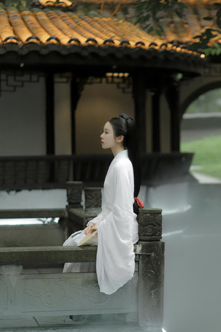 坐在栏杆上的唯美白衣古装美女壁纸图片大全